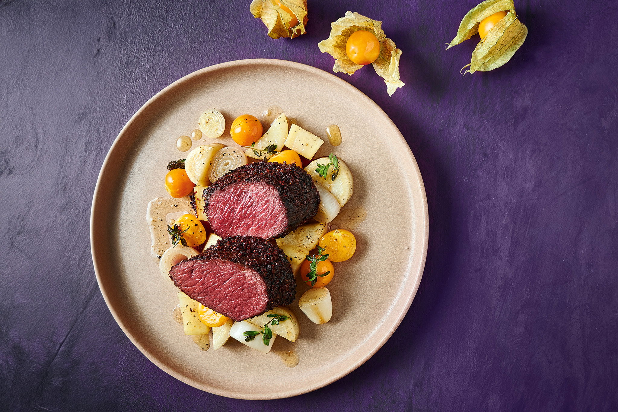 Hasenrücken mit Physalis, Petersilienwurzeln und Chipotle-Chili ...