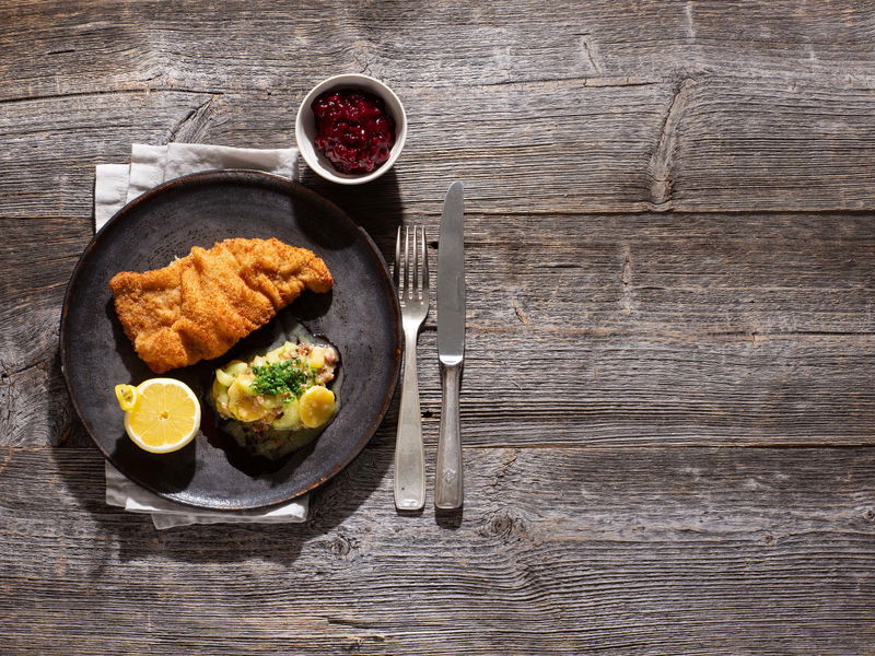 Wiener Schnitzel mit steirischem Erdäpfel-Gurken-Salat.