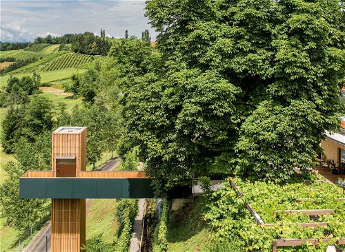 Guest access as a consequence of the new car-free inner courtyard: The country estate on the Pössnitzberg has reinvented itself and has obviously been extended.