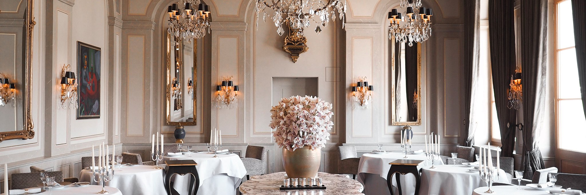 Die nostalgische Einrichtung des  »Cheval Blanc« entführt den Gast in die Belle Époque. Hier erwartet ihn ein besonderes Fine-Dining Erlebnis.