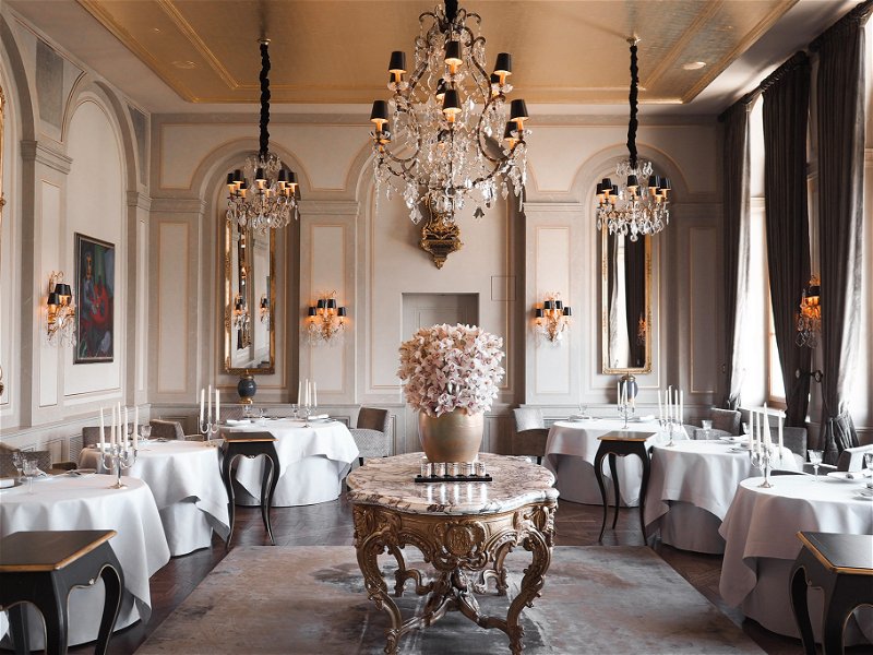 The nostalgic interior of the "Cheval Blanc" takes the guests back to the Belle Époque. A special fine dining experience awaits them here.