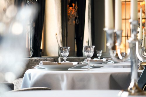 Küche und Gastlichkeit von Weltformat geniesst man im eleganten Gastraum des «Cheval Blanc».