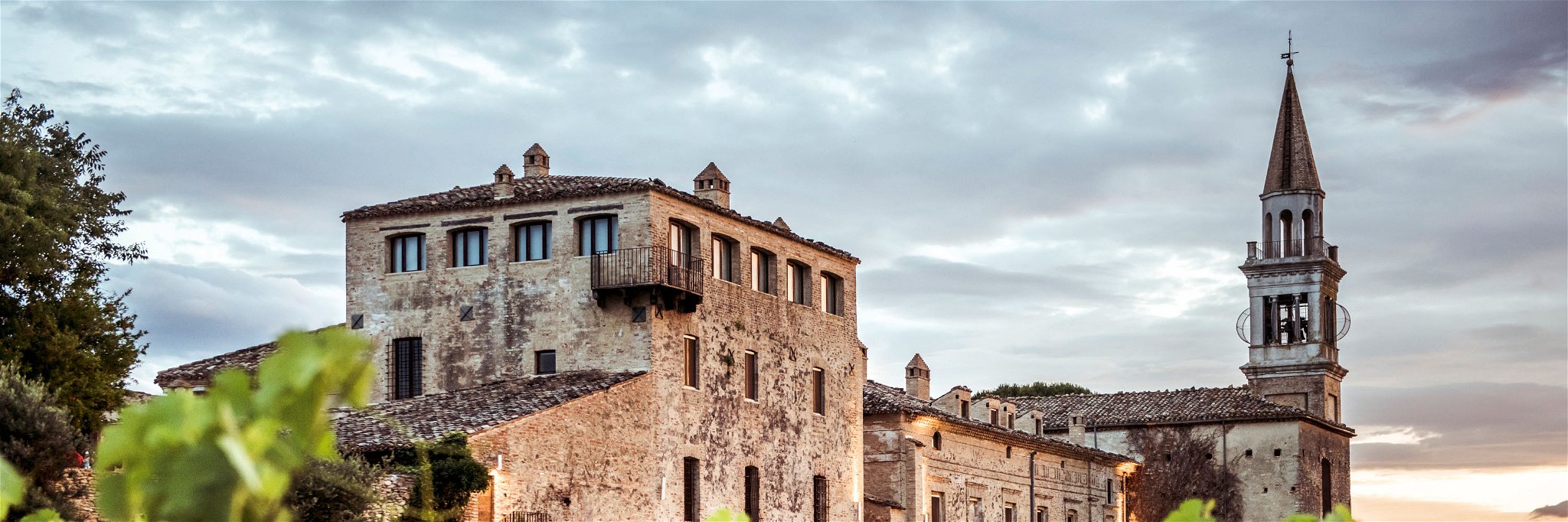 Masciarelli erstand das alte Castello di Semivicoli und gestaltete es zu einem Hotel mit feinen Zimmern um. Rings um das Schloss wachsen Trebbiano-Trauben.