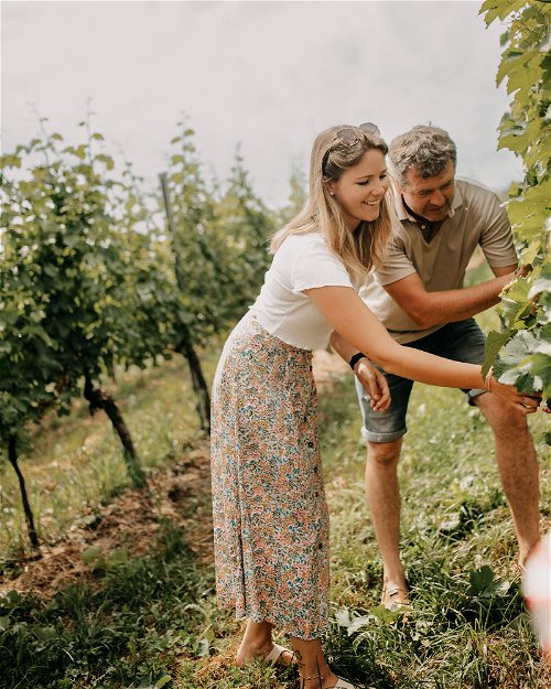 Handarbeit und Biodiversität werden am Weingut Strohmaier großgeschrieben. Jungwinzerin Katrin Strohmaier steht nicht nur für die Weltneuheit, den Schilcher-Wermut »Miss Rosy«, 
sondern auch für die Weinzukunft.