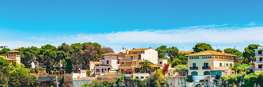 Porto Cristo: Ein malerisches Küstendorf auf Mallorca, wo sich das türkisblaue Mittelmeer sanft an den goldenen Sandstrand schmiegt. 