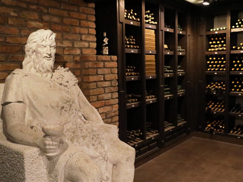 Eine monumentale Bacchus-Plastik aus Sandstein wacht über die Vinothekschätze auf dem Weingut Aleksandrovic.