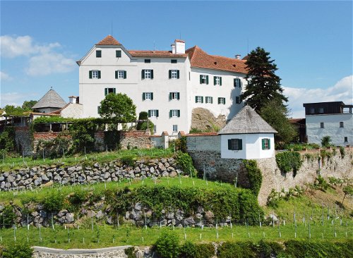 Der persönliche Lieblingsplatz der Buschenschank-Initiatorin Eva Winkler-Hermaden ist der Rosengarten des Schlosses Kapfenstein.