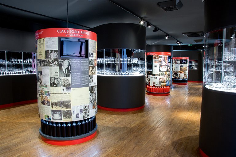 Das Riedel-Museum &amp; Glaskabinett in Kufstein gibt Einblick in insgesamt 265 Jahre Glasmacherkunst.