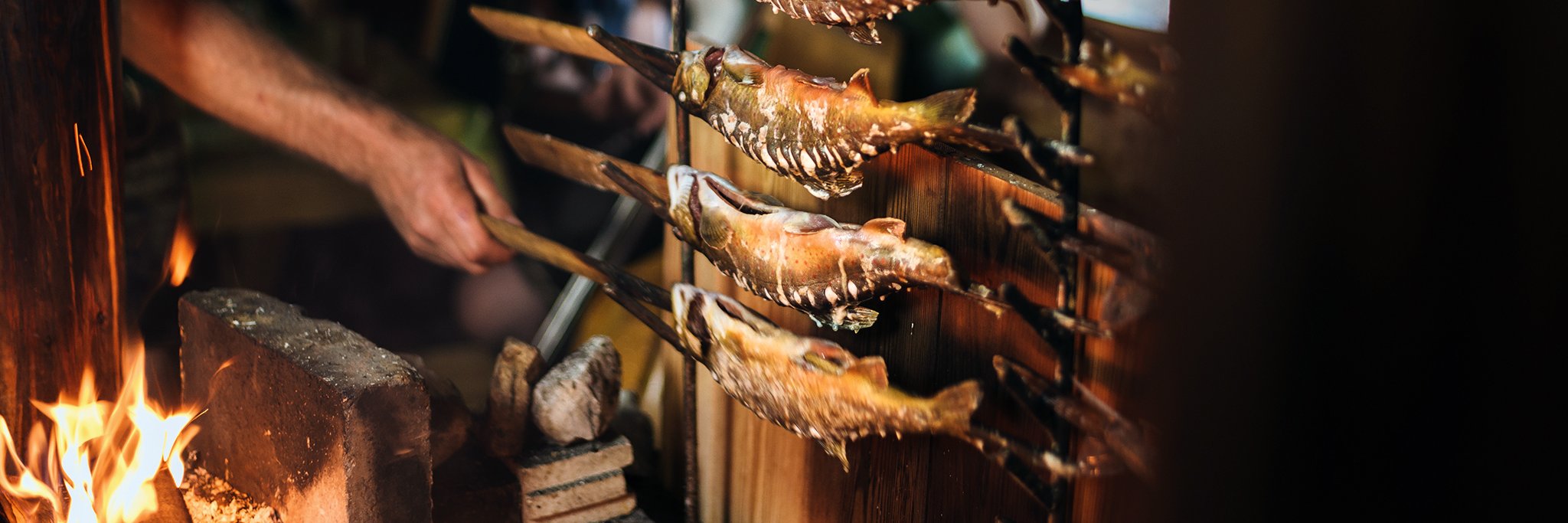 Die »Lechpartie« im Ausseerland ist eine jahrhundertealte Tradition und das »Erntedankfest der Fischer« – sagenumwobene und legendäre Abende, bei denen Saiblinge am offenen Feuer gebraten werden.