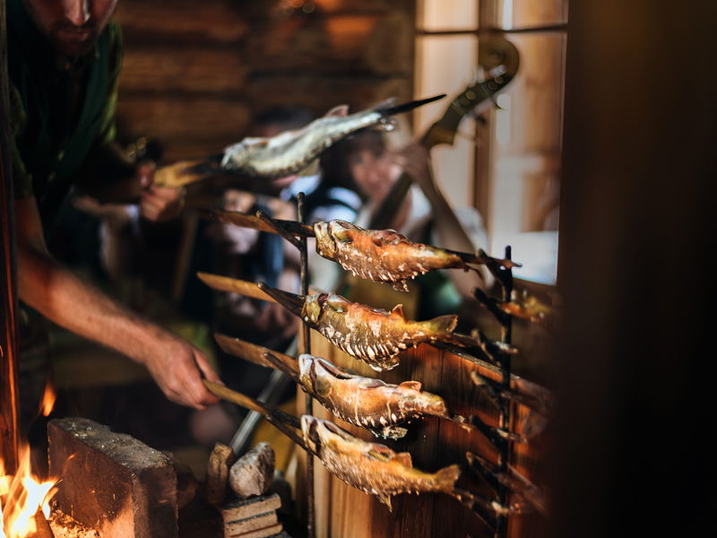 Die »Lechpartie« im Ausseerland ist eine jahrhundertealte Tradition und das »Erntedankfest der Fischer« – sagenumwobene und legendäre Abende, bei denen Saiblinge am offenen Feuer gebraten werden.