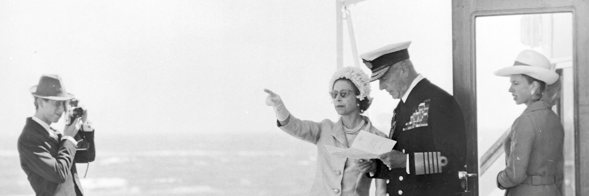 Als Oberhaupt einer Seefahrernation hatte Königin Elizabeth II. schon von Berufs wegen zeit ihres Lebens eine enge Verbindung zum Meer. Hier ist sie im Jahr 1969 mit ihrem damaligen Flottenadmiral, Lord Louis Mountbatten, an Bord der königlichen Yacht Britannia 