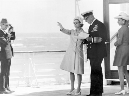 Als Oberhaupt einer Seefahrernation hatte Königin Elizabeth II. schon von Berufs wegen zeit ihres Lebens eine enge Verbindung zum Meer. Hier ist sie im Jahr 1969 mit ihrem damaligen Flottenadmiral, Lord Louis Mountbatten, an Bord der königlichen Yacht Britannia 
bei der Besichtigung der britischen Westflotte.