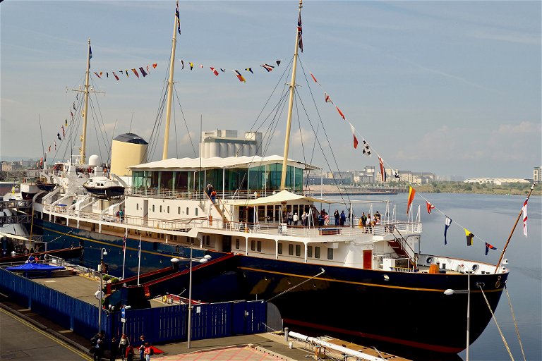 Die letzte Fahrt: Am 22. November 1997 lief die Royal Yacht Britannia zum letzten Mal in Portsmouth ein und wurde danach außer Dienst gestellt. Die Königin zeigte sich bei diesem Anlass ungewohnt emotional.