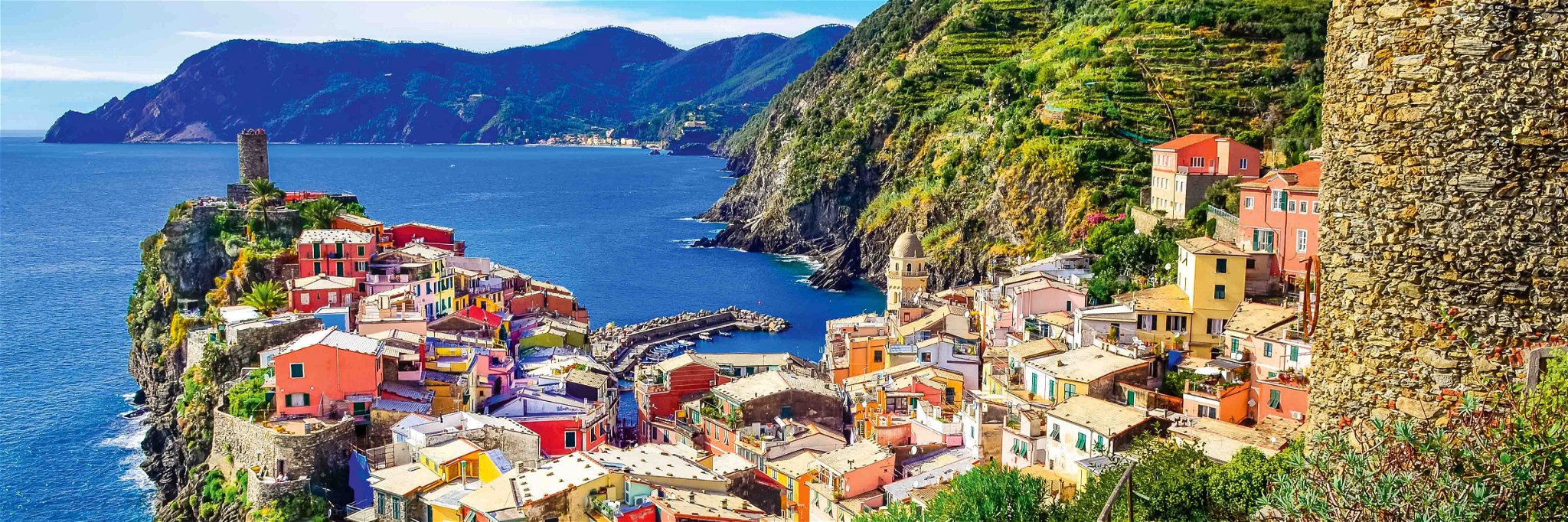 Vernazza gehört zu den Ortschaften der Cinque Terre. An den steilen Hängen findet Weinbau statt.