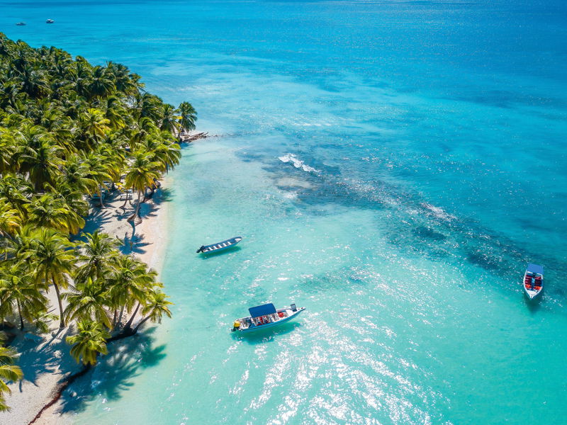 Paradies aus der Vogelperspektive:  Die atemberaubende Insel Saona in der Dominikanischen Republik im Herzen des Karibischen Meeres. Das klare, tiefblaue Wasser umgibt dieses tropische Juwel, während  weiße Sandstrände die Küste säumen.