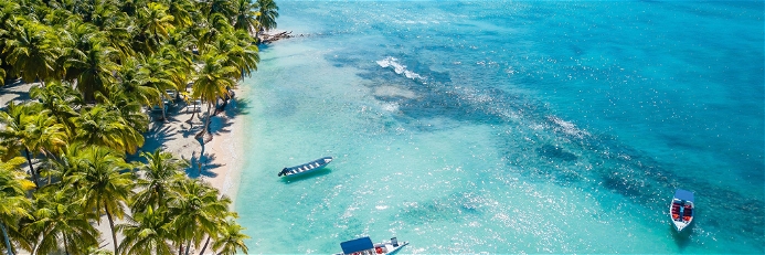 Paradies aus der Vogelperspektive:  Die atemberaubende Insel Saona in der Dominikanischen Republik im Herzen des Karibischen Meeres. Das klare, tiefblaue Wasser umgibt dieses tropische Juwel, während  weiße Sandstrände die Küste säumen.