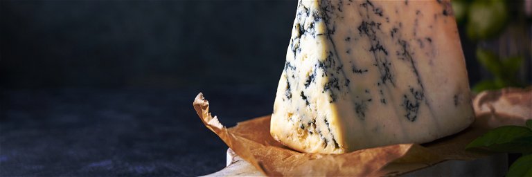 In Frankreich ist Roquefort eine der beliebtesten Käsesorten. Sein geschmacklich intensiver, salziger und leicht brüchiger Teig ist von blauem Edelschimmel durchzogen.