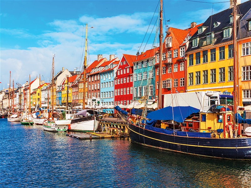 Nyhavn – der »neue Hafen« – ist Kopenhagens fotogenste Ecke. Hier wohnte u. a. der bekannte Märchenerzähler Hans Christian Andersen.