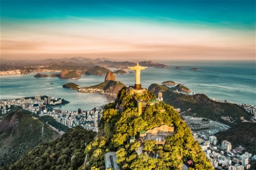 Die knapp 40 Meter hohe Christusstatue auf dem Berg Corcovado ist das bekannteste Wahrzeichen
von Rio de Janeiro. 