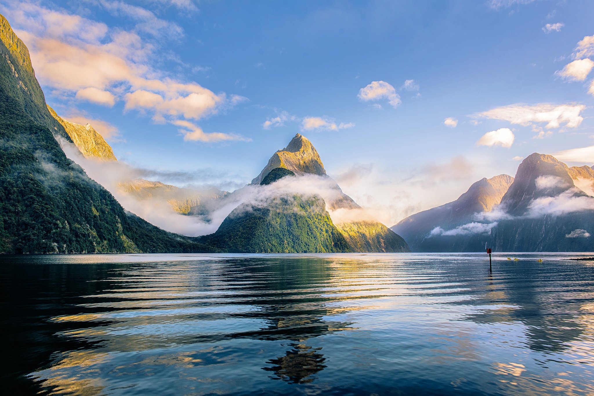 Der Milford Sound ist eine von Neuseeland beeindruckendsten Naturattraktionen. Der 16 Kilometer lange Fjord wird auch als »achtes Weltwunder« gehandelt.