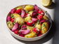 Kartoffelsalat mit Essigzwiebeln und Radieschen