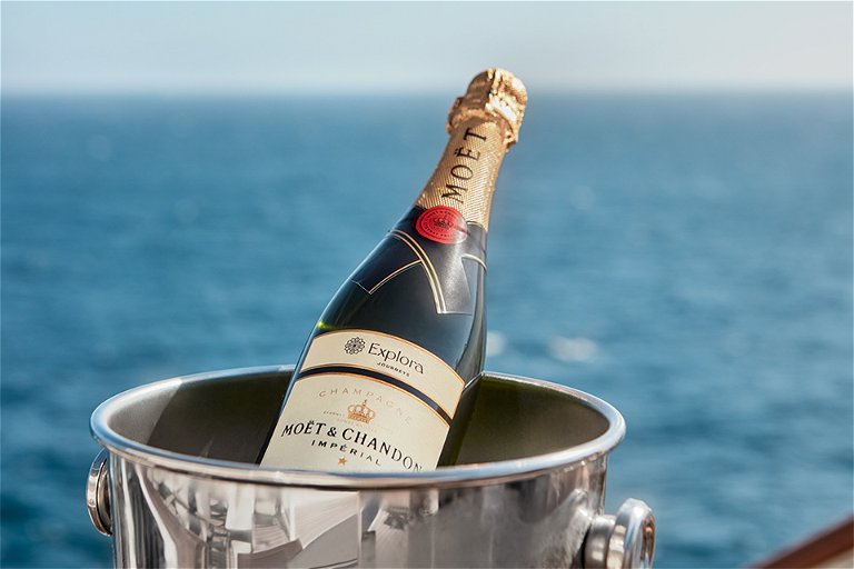 Champagner ist nicht nur zur Begrüßung, sondern immer und überall inklusive auf der EXPLORA I.