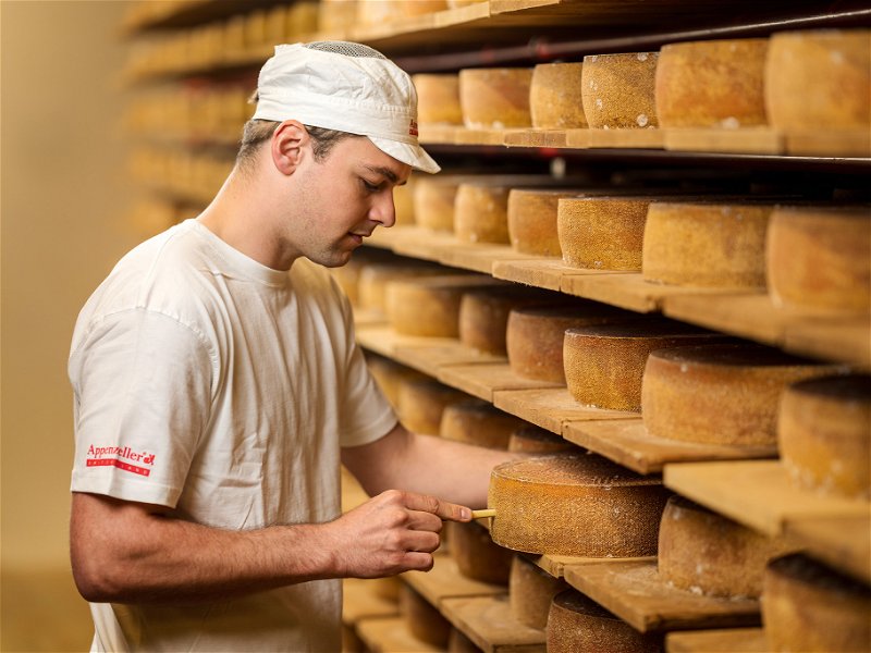Während der Reifephase werden die Käselaibe regelmäßig überprüft. So garantieren Käser wie Lucas Meier, dass nur die besten Appenzeller Käse verkauft werden.