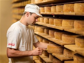 Während der Reifephase werden die Käselaibe regelmäßig überprüft. So garantieren Käser wie Lucas Meier, dass nur die besten Appenzeller Käse verkauft werden.