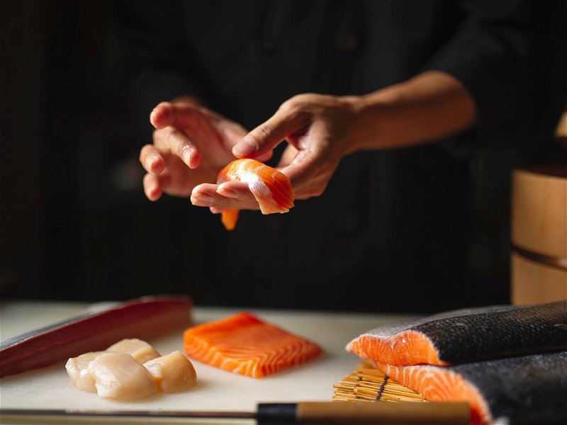 In dem neuen Sushi-Lokal wird die Delikatesse mit Sorgfalt zubereitet.
