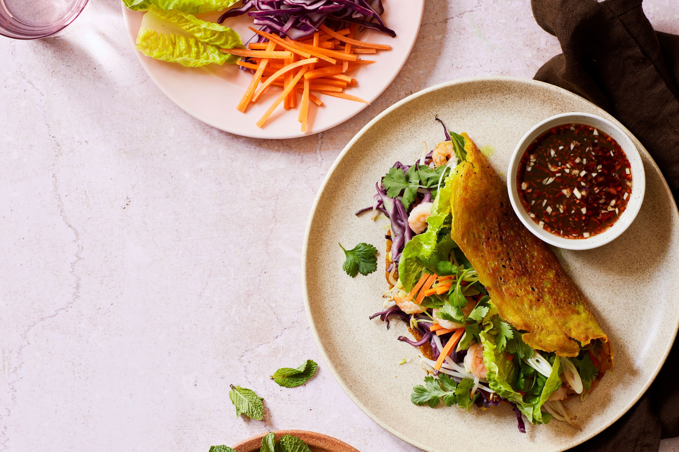 Bánh Xèo wie in Vietnam: Reisteig-Crêpe mit Gemüse und Garnelen - Falstaff