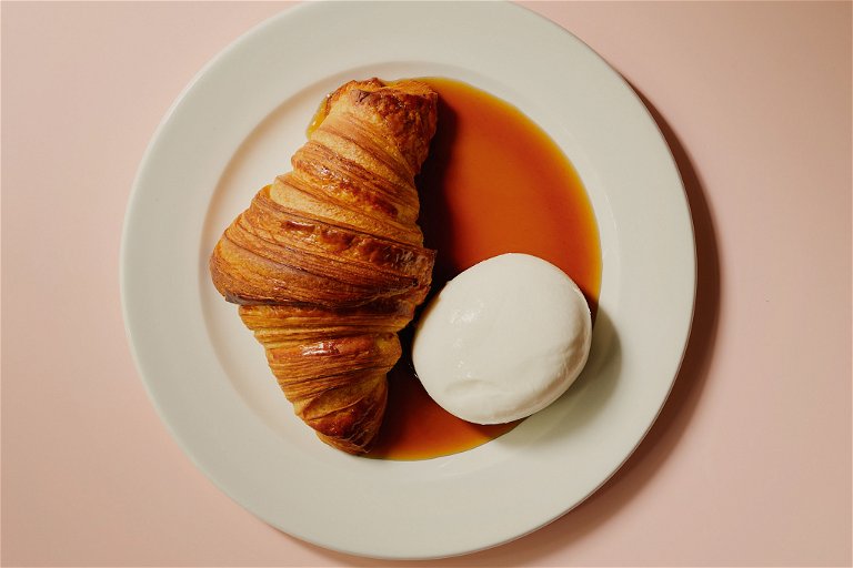 Das auf Instagram meistgepostete Gericht im »Café Frieda«: ein Roggen-Buchweizencroissant mit Burrata-Käse und Kaffeeschalensirup.