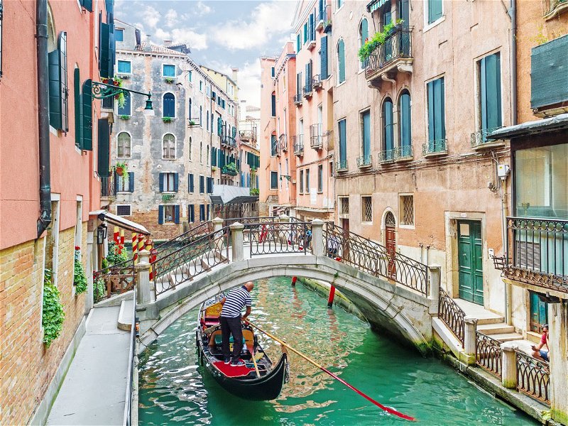 Ein Besuch in Venedig wird zu einer komplizierten Angelegenheit.