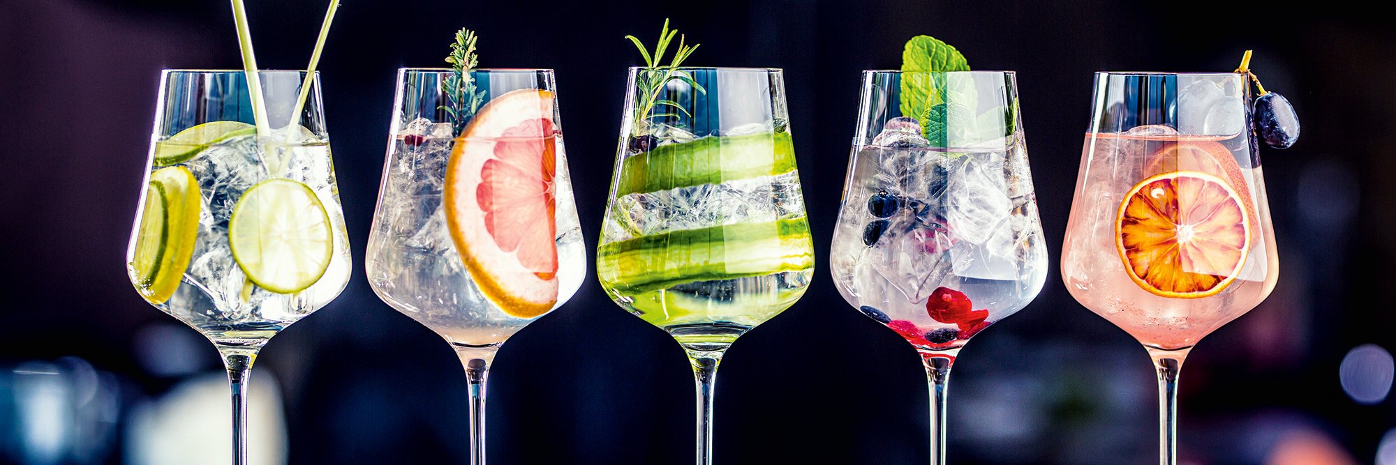 Mit Gurke, Grapefruit oder klassischer Zitronenzeste? Die geschmacklichen Akzentuierungen des  Gins beginnen aber nicht erst im Glas.