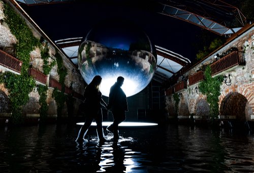 Die Installation »Inner, Outer, Other« von Sebastian Kite ließ auf der »Schlossbergbühne Kasematten« mit Hilfe von Licht, Ton, Spiegel, Wasser und Luft eine andere Welt entstehen.