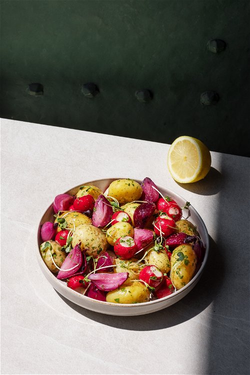 Kartoffelsalat mit Essigzwiebeln und Radieschen.