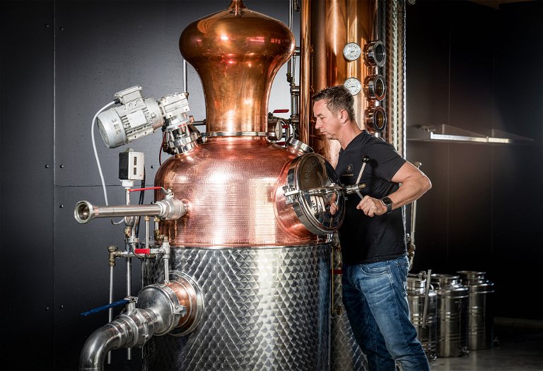 Seit zehn Jahren ist Wolfgang Kaufmann als Brenner aktiv – sein Tiroler Gin erzählt von dieser Leidenschaft.