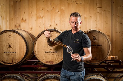 Wolfgang Kaufmann produziert Rum in Tirol.