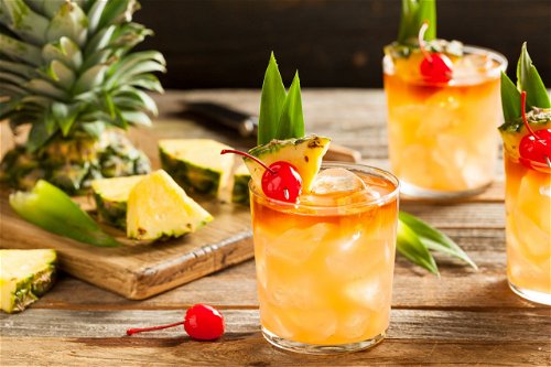 Rum-Cocktails wie ein Mai Tai sind weltweit beliebt.