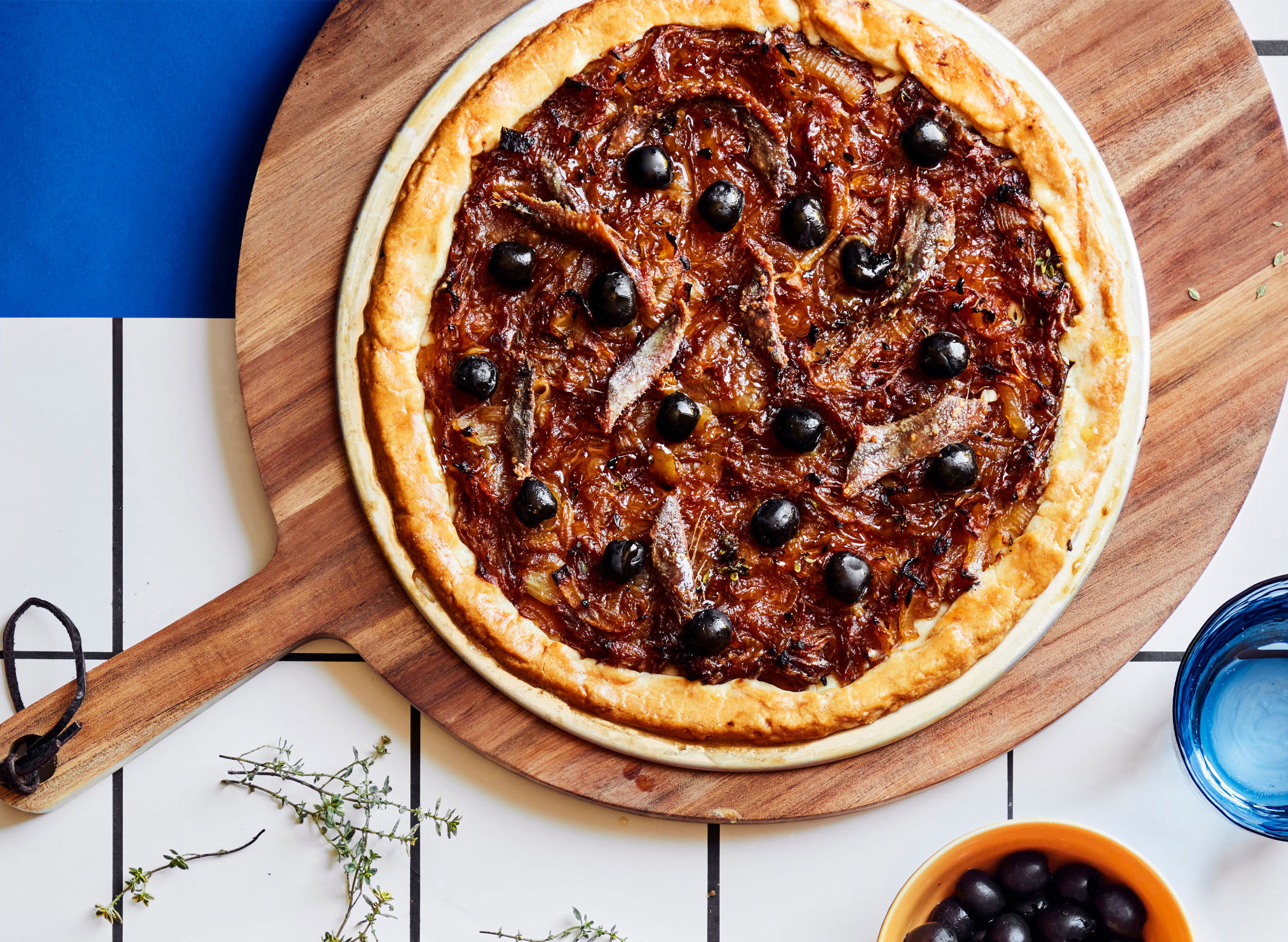 Pissaladière Provenzalische Zwiebelpizza mit Sardellen - Rezepte - Falstaff