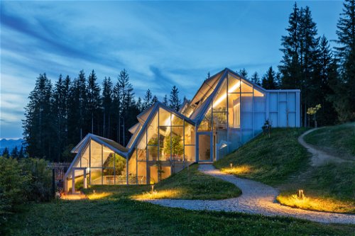 Mitten in der Pflanzenvielfalt kann man im »Steirereck am Pogusch« im großzügigen Glashaus in perfekter Harmonie mit der Natur übernachten, Komfort inklusive.