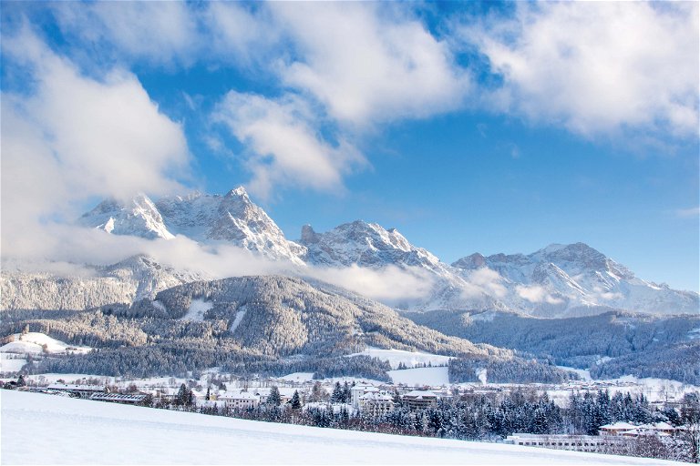 Die Winterlandschaft von Leogang ist ein fesselnder Anblick. Das Skigebiet Saalbach-Hinterglemm-Leogang-Fieberbrunn bietet mit ca. 70 Pistenkilometern und Liftanlagen ein hervorragendes Skierlebnis für alle Könnerstufen.