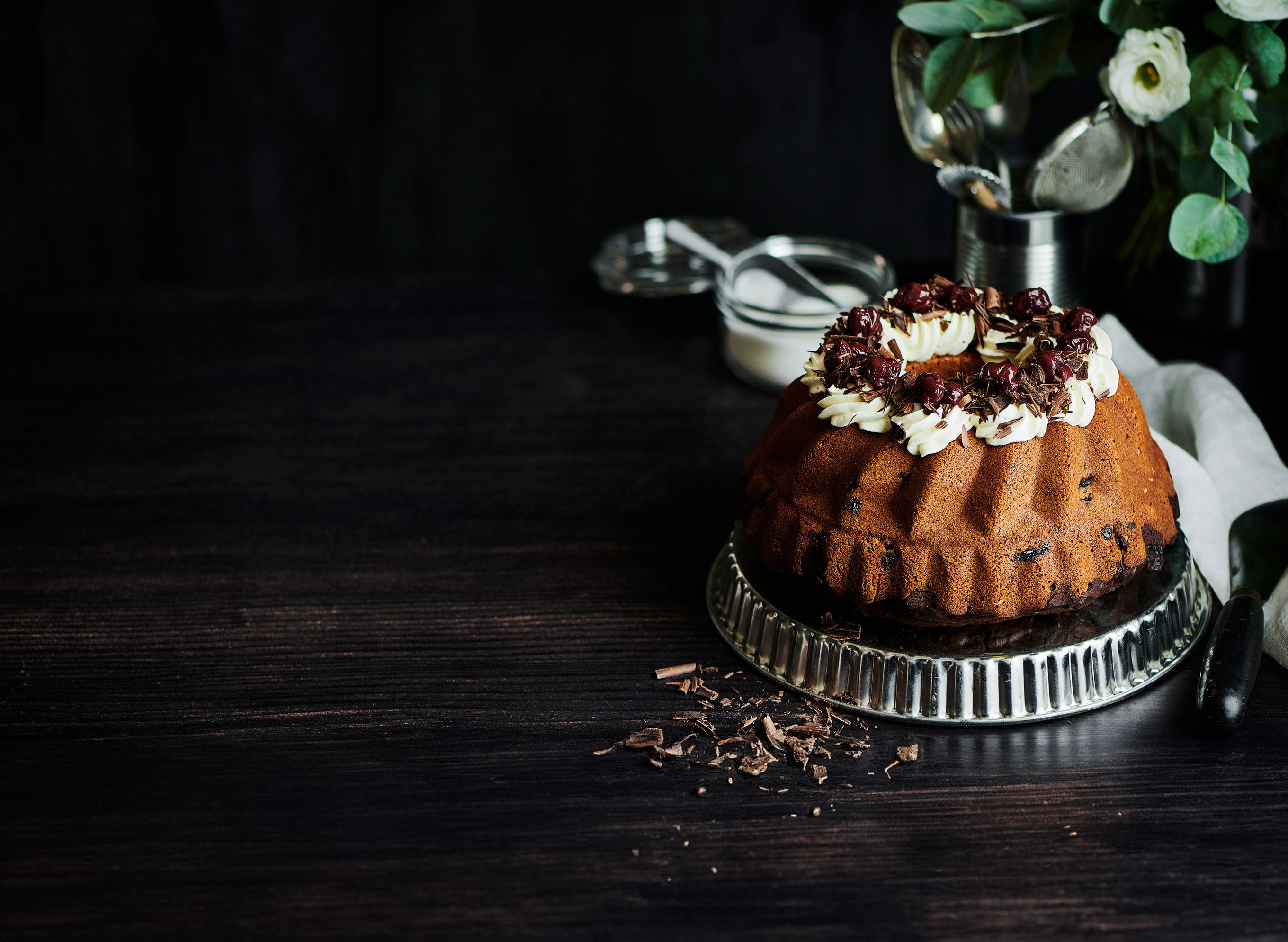 Schwarzwälder Gugelhupf mit Weichseln und Schokolade - Rezepte - Falstaff