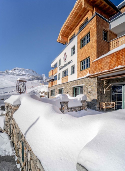 Das luxuriöse Fünf-Sterne-Hotel »Seekarhaus« in Obertauern befindet sich direkt an der Piste und ist von den strahlend weißen Bergspitzen der Tauern umgeben. Haubenkoch Harald Rindler verbindet die Schönheit der Alpen mit höchstem Gourmet-Genuss.