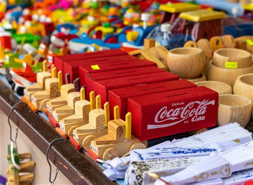 Typisches mexikanisches Coca-Cola-LKW-Spielzeug aus Holz auf einem Tianguis-Stand.