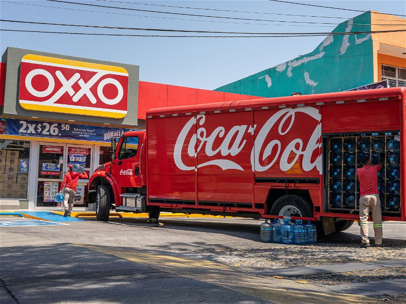 Mexiko ist der weltgrößte Coca Cola-Konsument.  Der Einfluss der Getränkeindustrie reicht dort tief hinein in die Politik. 