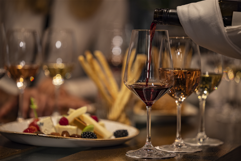 An Bord erleben Sie exklusive Weinverkostungen mit einem Falstaff-Experten.