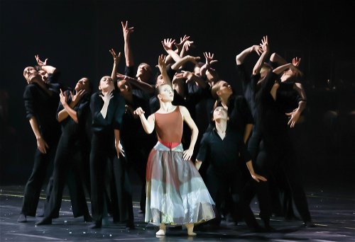 Die Oper Graz zeigt mit »Orlando« den ersten literarischen Erfolg von Virginia Woolf in einer Ballett-Choreographie von Marguerite Donlon. Ihre Arbeiten sind kraftvoll, frech und zeigen Tanz und Theater im Spagat zwischen Klassik und Avantgarde.