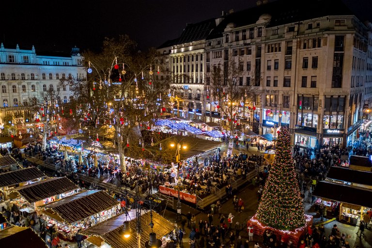 Weihnachtsmarkt am Vörösmarty-Platz