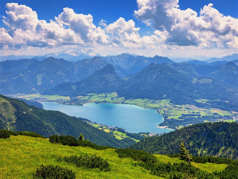 Der Wolfgangsee zählt zu den schönsten Gewässern des Salzkammerguts – von Ufer und Wasser aus verliert man die Alpen nie aus dem Blick.