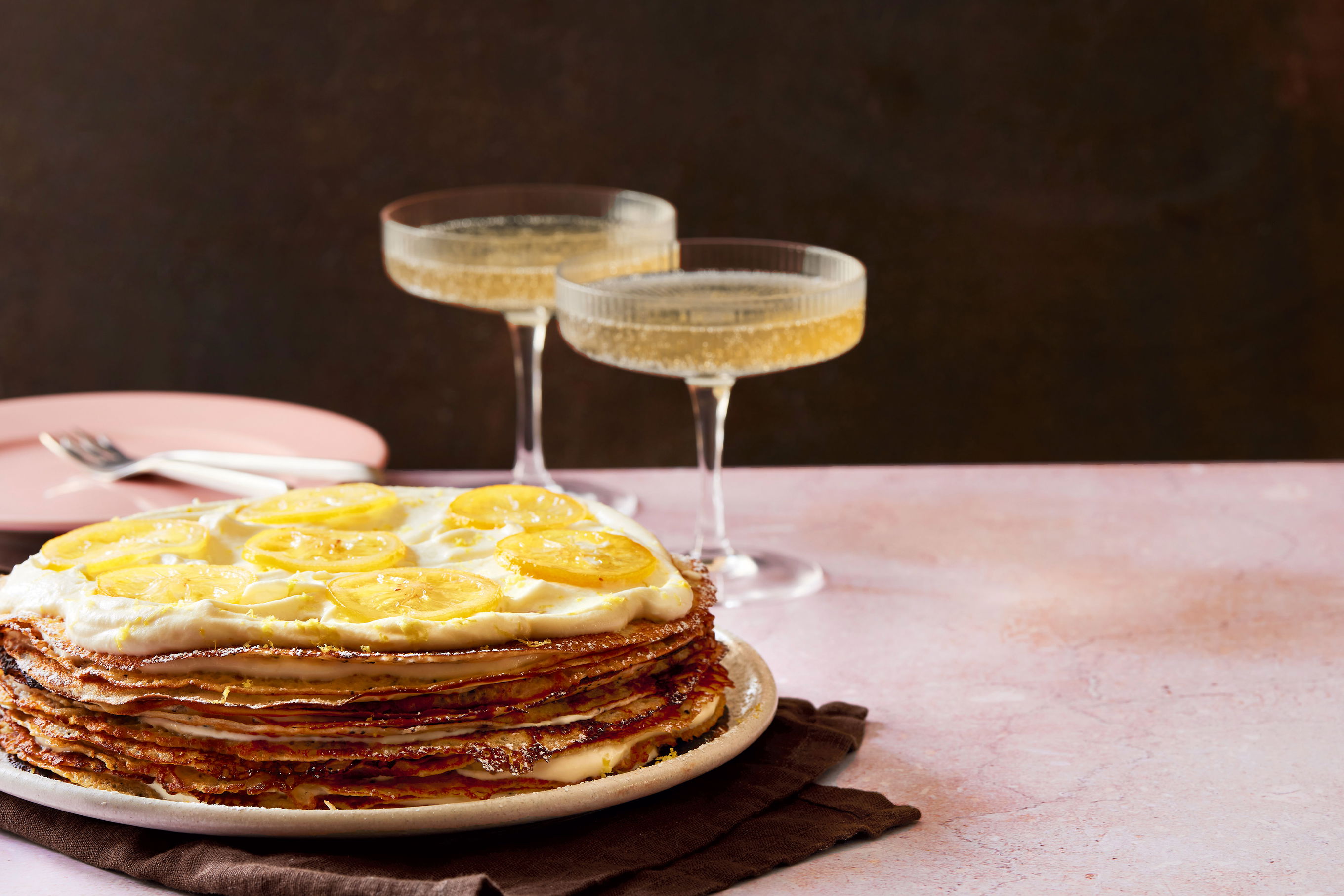 Mohncrêpe-Torte mit Zitronen-Ricotta-Fülle - Rezepte - Falstaff